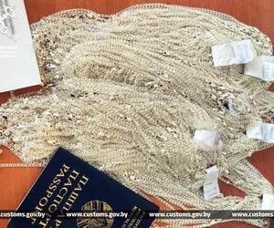 Почти 4 кг серебряных изделий пытались незаконно ввезти в Беларусь в обуви